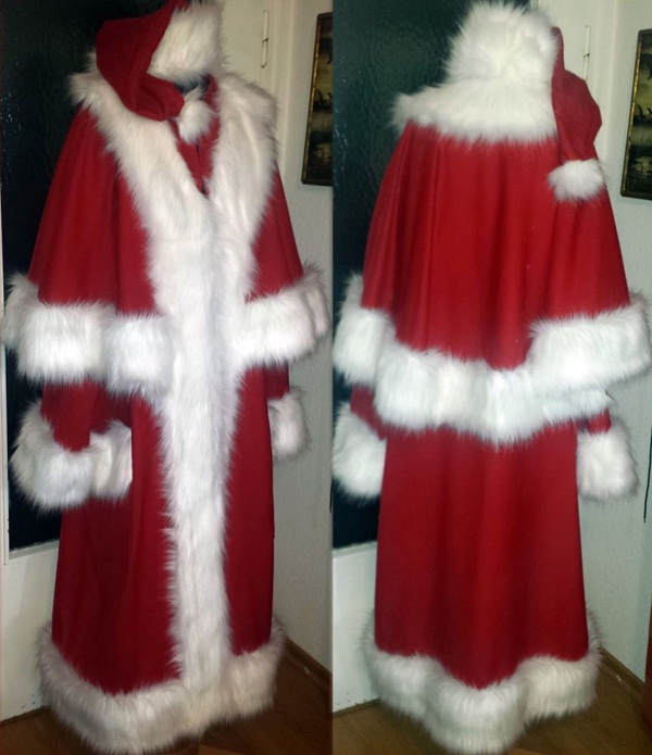 Weihnachtsmann-Mantel von Tina Staupe: Vorder- und Rückansicht auf Kleiderständer, roter Flanell mit weißem Fellbesatz und Pelerine